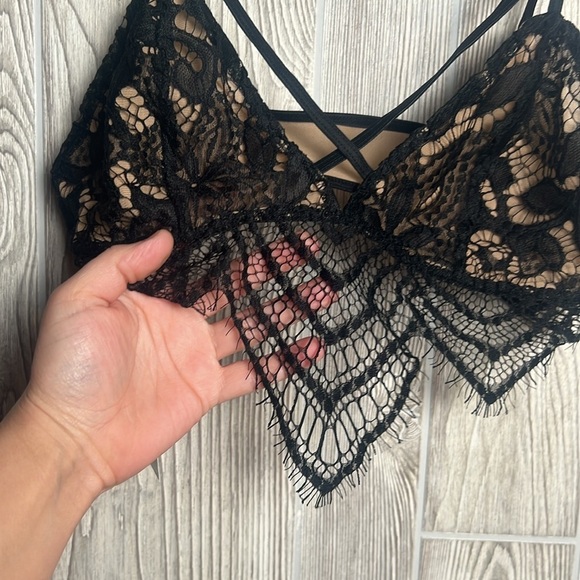 Express One Eleven Lace Bralett. Black With Nude Lining Sz Medium NWT - Picture 2 of 4